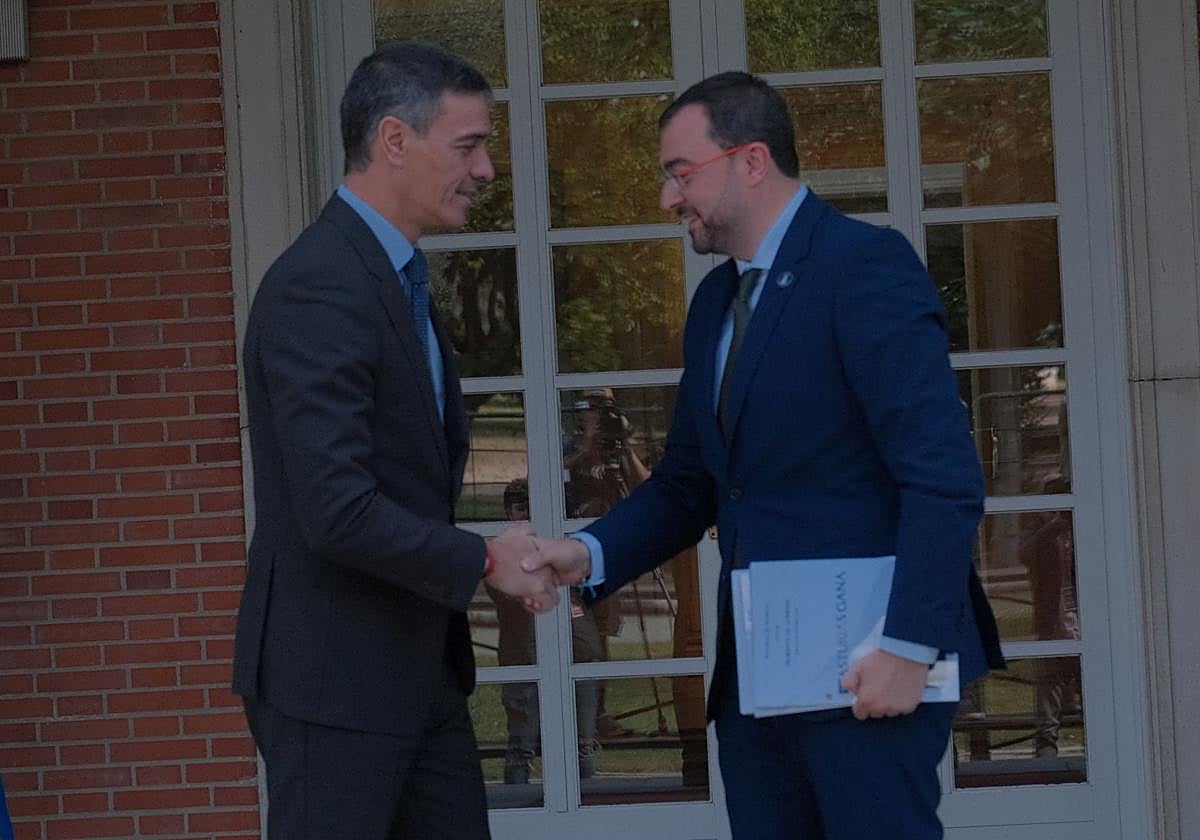 El presidente del Gobierno, Pedro Sánchez, y el presidente asturiano, Adrián Barbón, se dan la mano en Moncloa antes de su reunión.