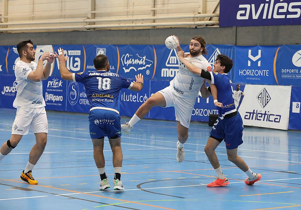 El jugador del Horizonte Atlética, en una jugada de ataque de su equipo.