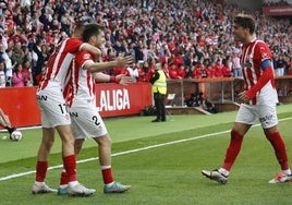 Dubasin abraza a Guille tras su gol y Nacho Méndez se une a la celebración.