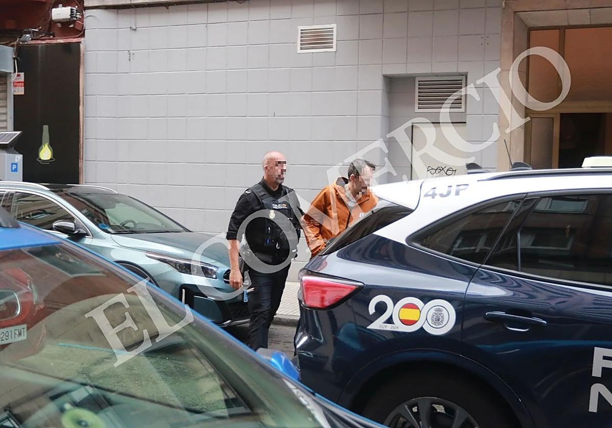 Momento de la detención del presunto autor del asesinato en Gijón.