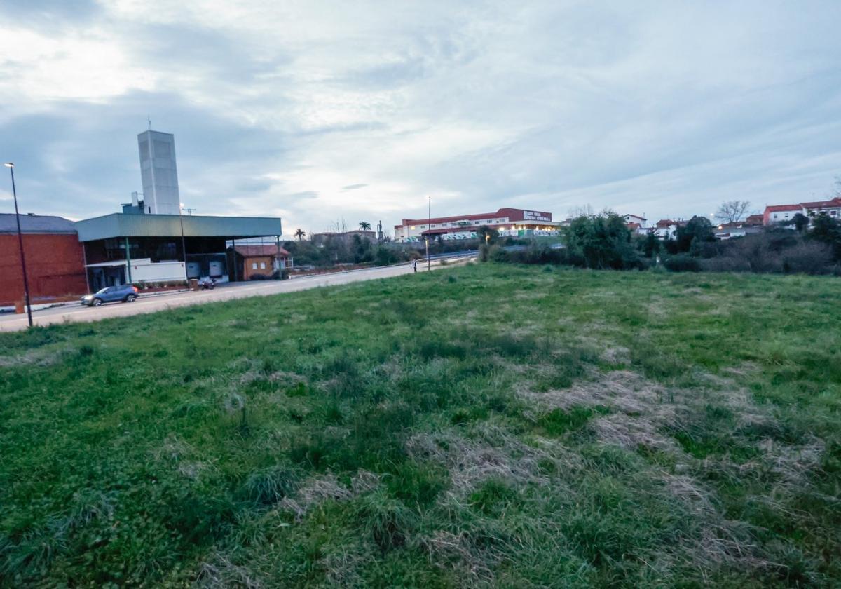 Parcela en la que se ubicará el futuro parque de Bomberos, también en Roces.