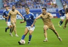 Seoane pasa un balón.