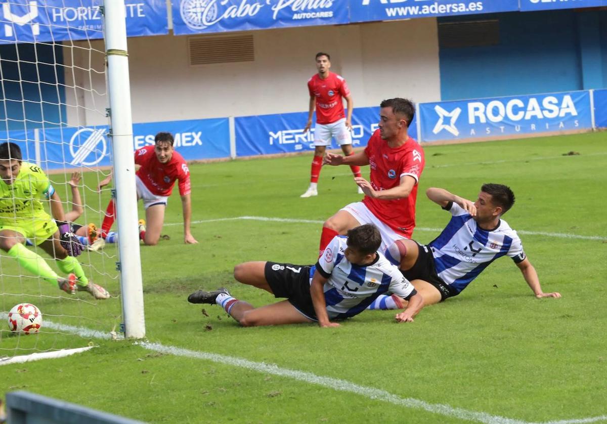 Natalio envía a la red el balón en el primer gol del Real Avilés.