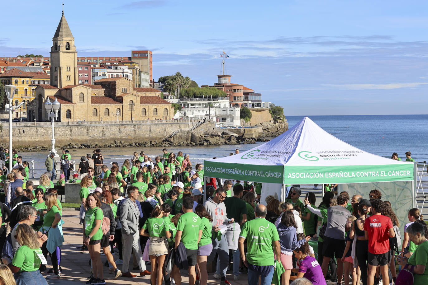 Una marea verde marcha contra el cáncer en Gijón