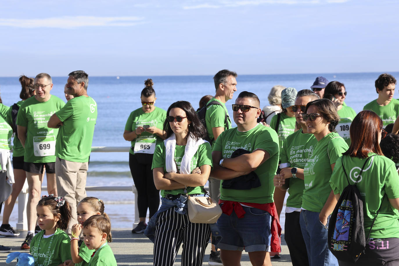 Una marea verde marcha contra el cáncer en Gijón