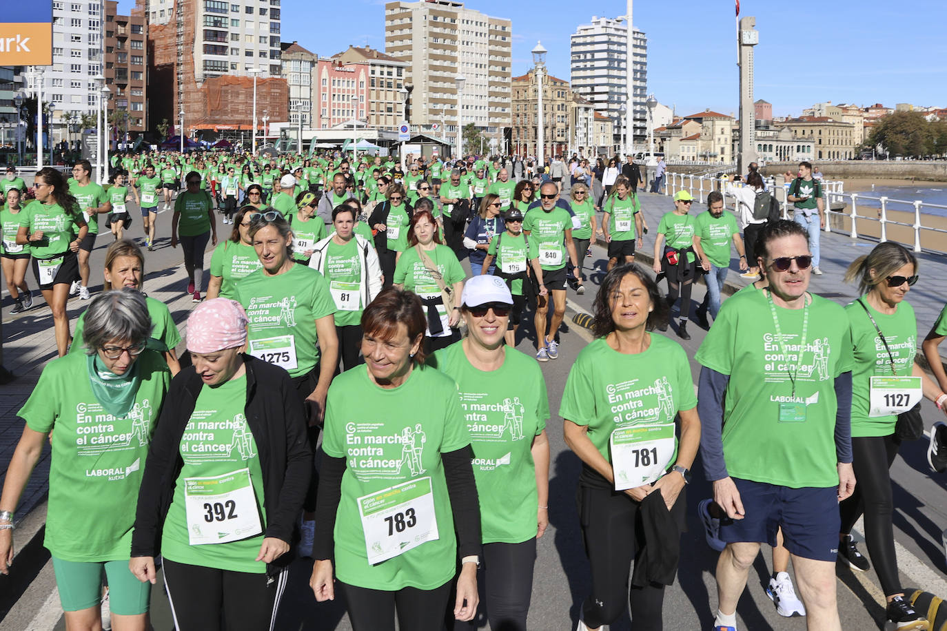 Una marea verde marcha contra el cáncer en Gijón