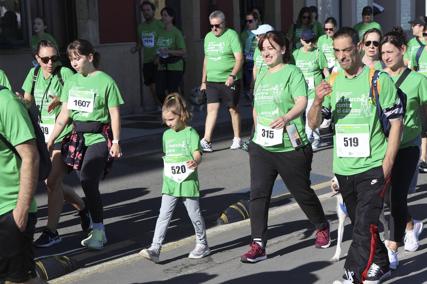 Una marea verde marcha contra el cáncer en Gijón