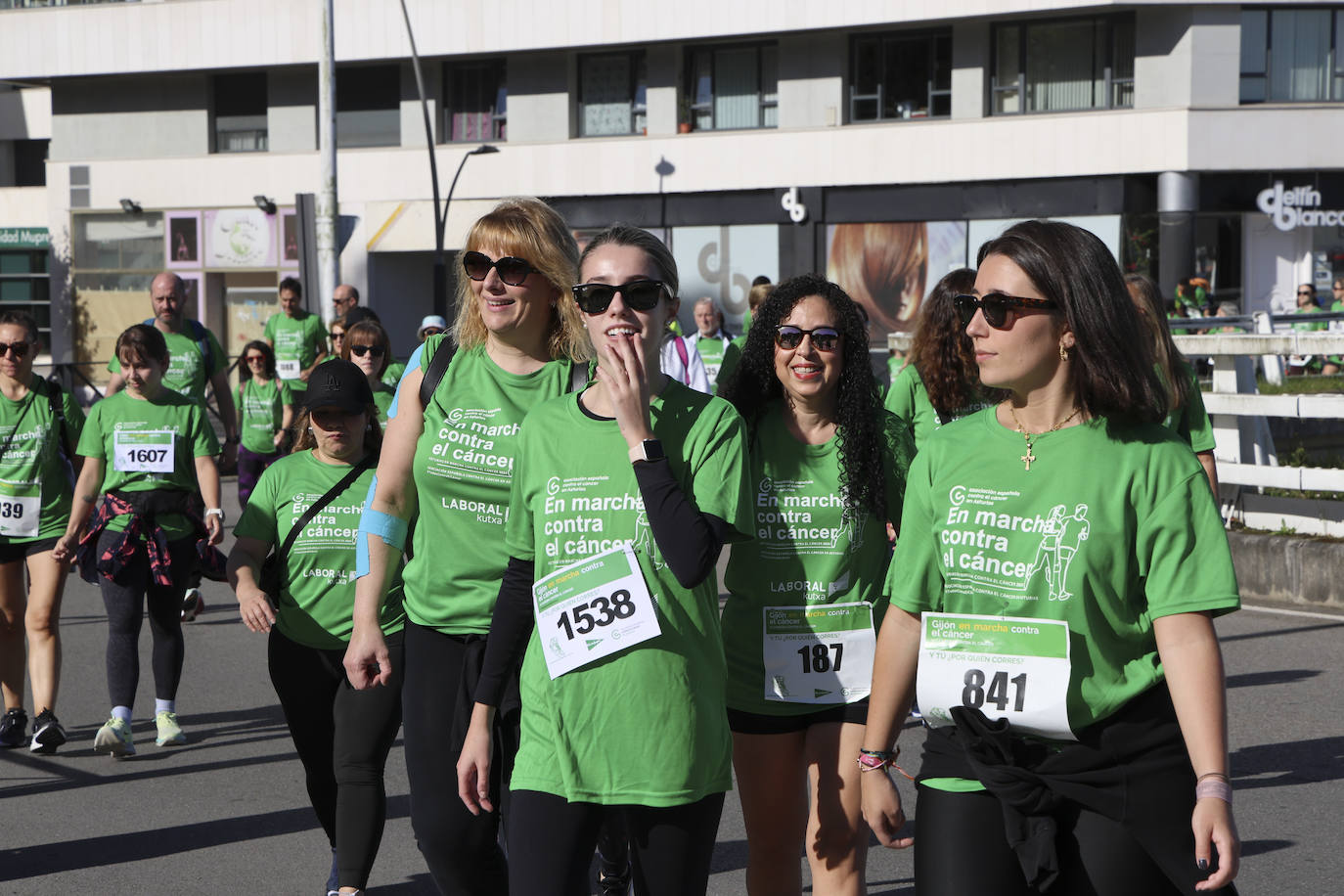 Una marea verde marcha contra el cáncer en Gijón