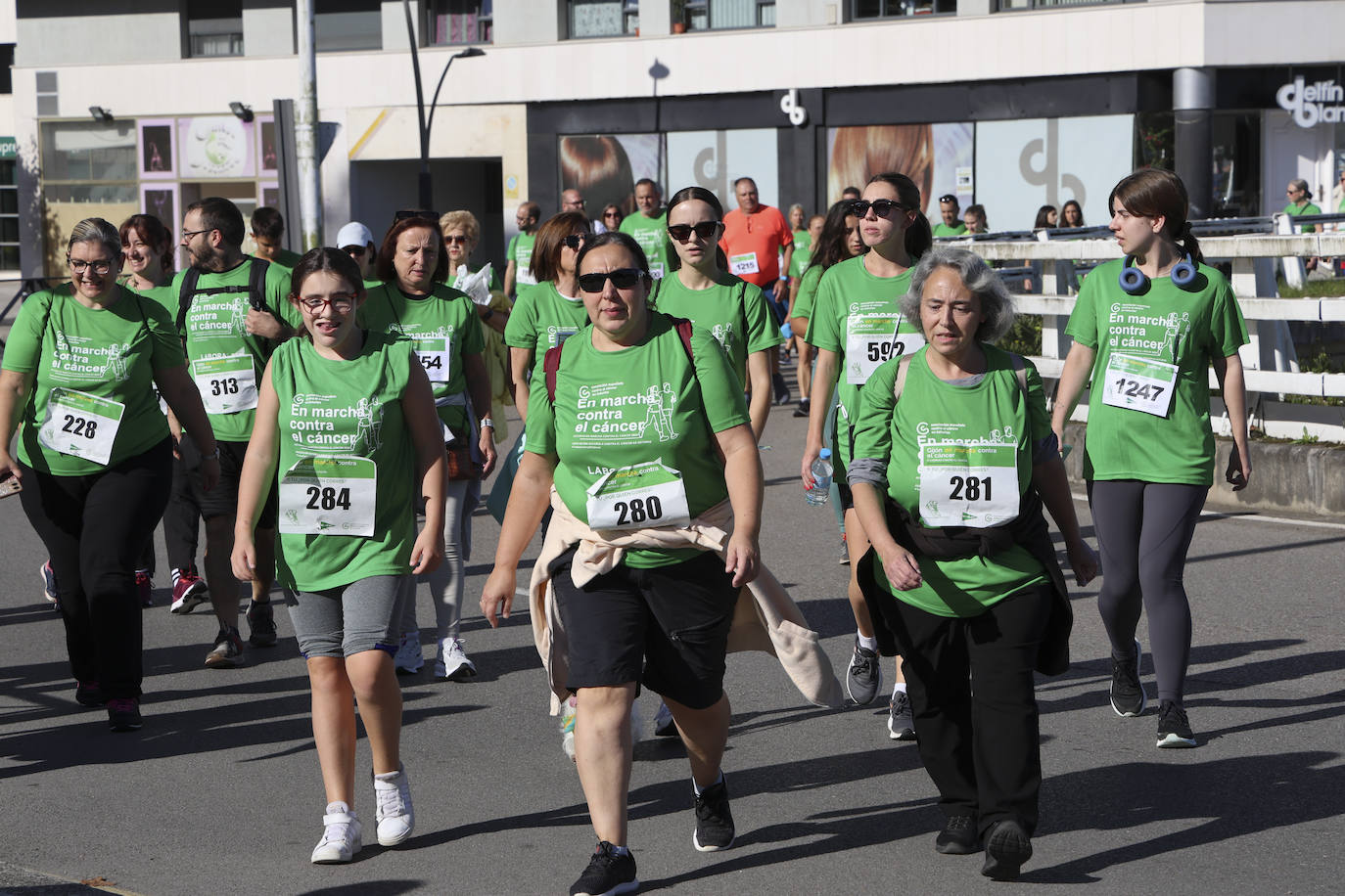 Una marea verde marcha contra el cáncer en Gijón