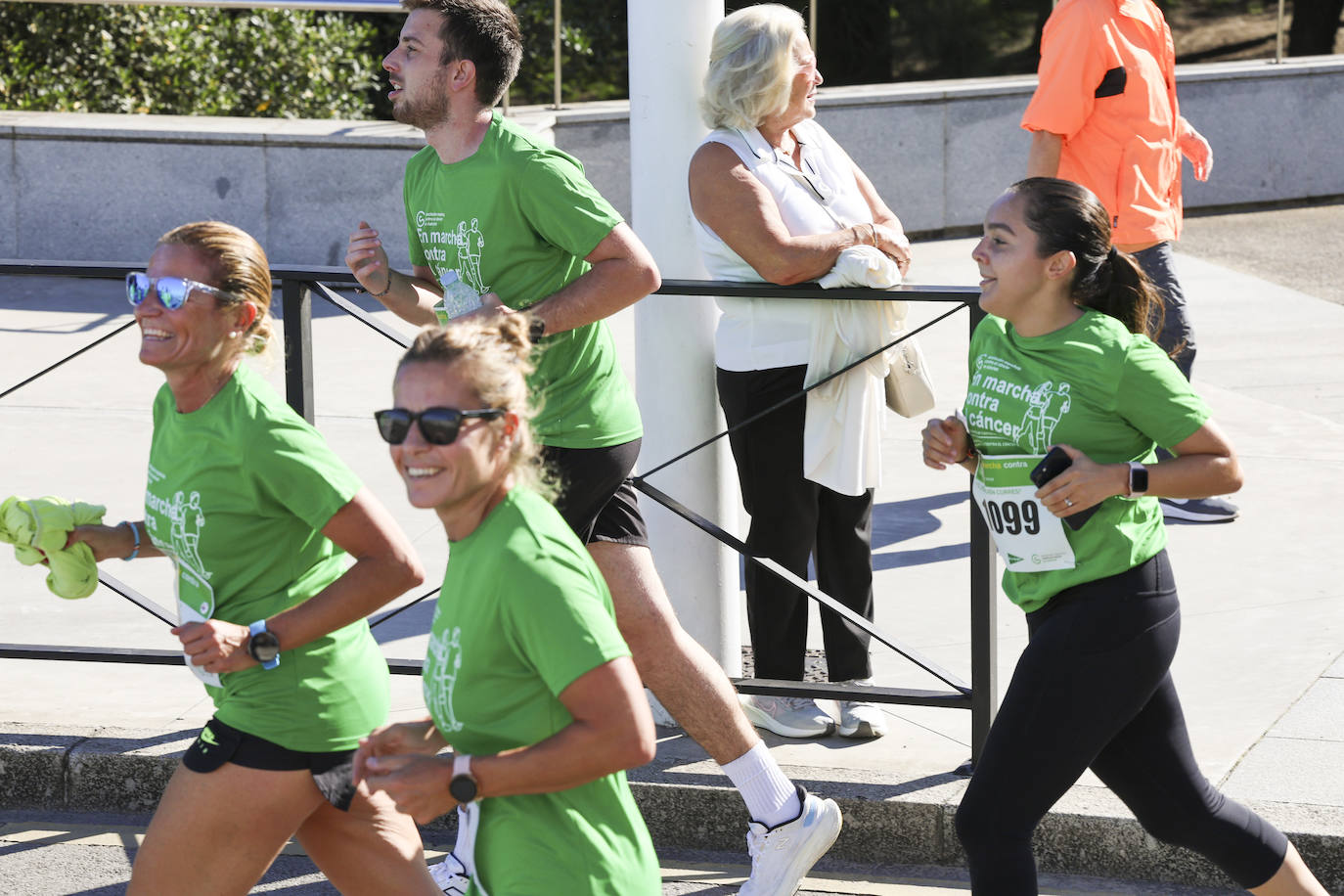 Una marea verde marcha contra el cáncer en Gijón