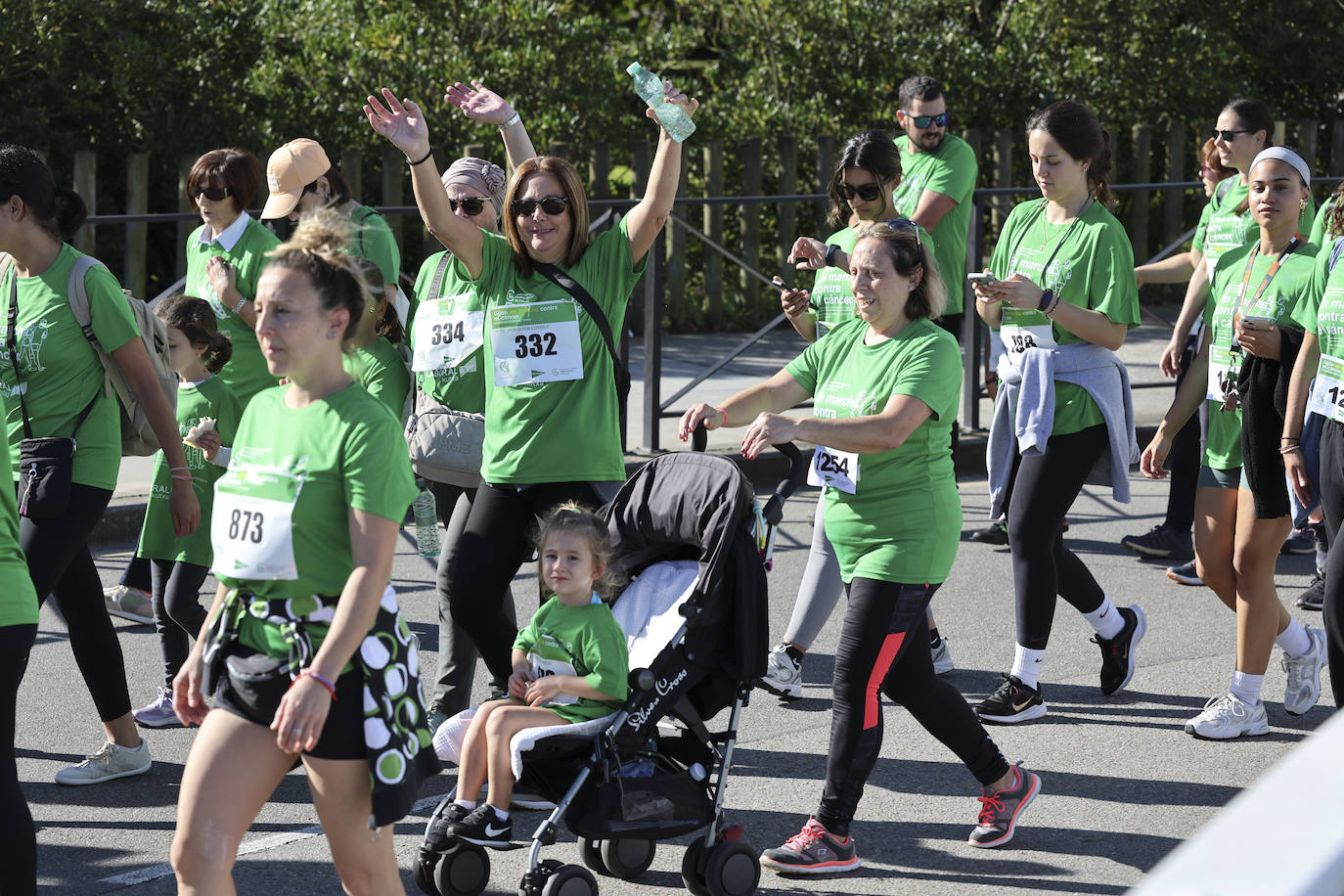 Una marea verde marcha contra el cáncer en Gijón