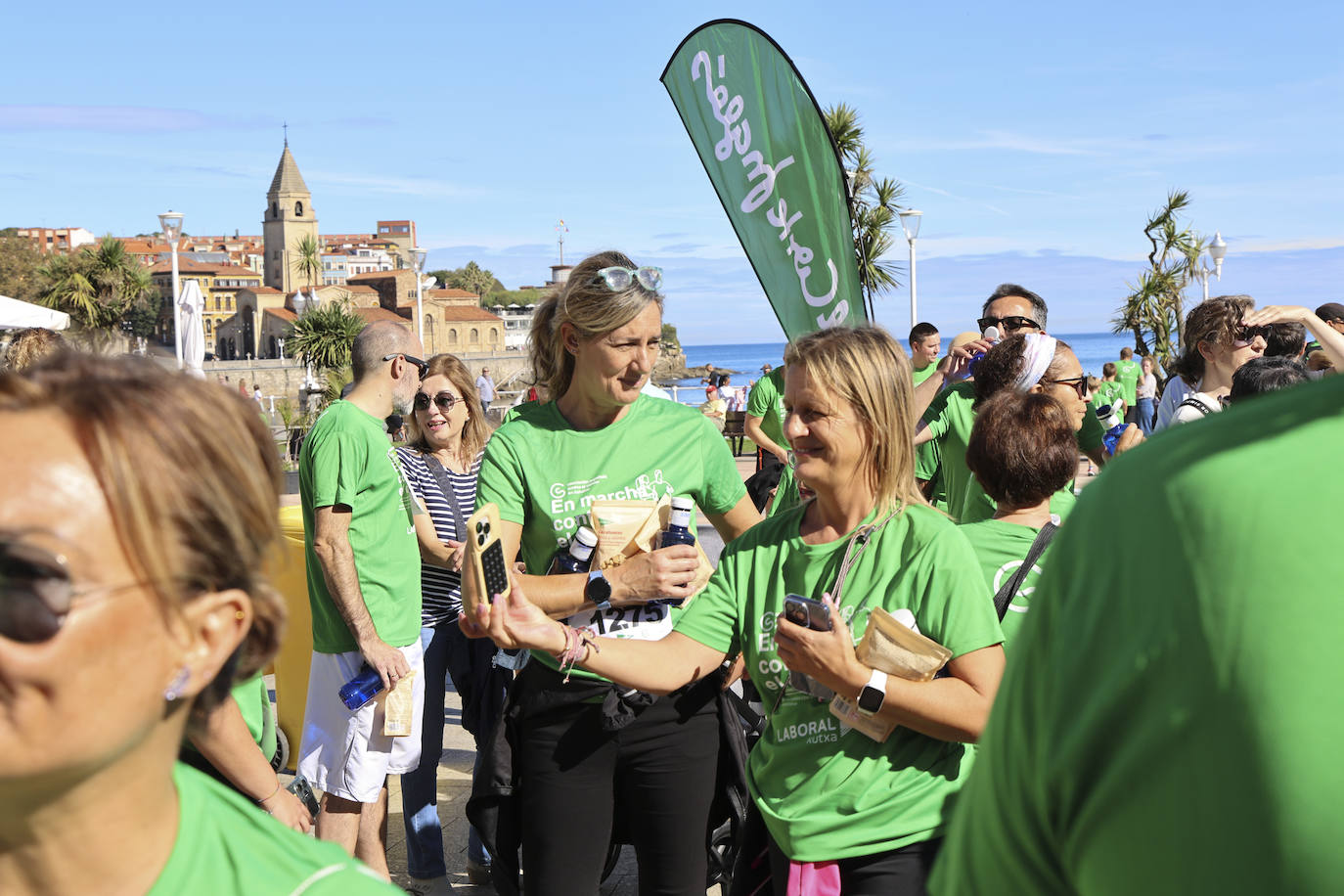 Una marea verde marcha contra el cáncer en Gijón