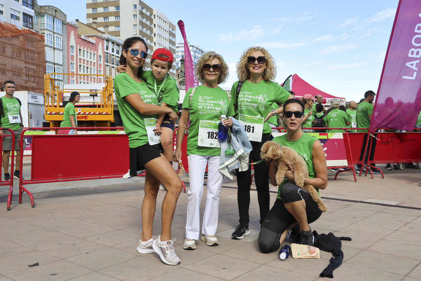 Una marea verde marcha contra el cáncer en Gijón