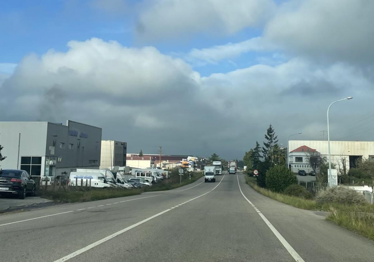 La N-634, a su paso por el polígono de La Barreda, donde se ejecutará una rotonda al final del mismo.