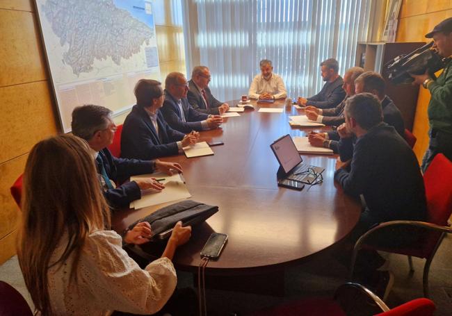 Alejandro Calvo, al fondo, presidió la reunión del consejo.