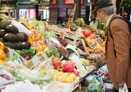 Un hombre haciendo la compra.