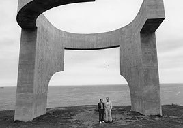 Chillida y Kosme de Barañano, en Gijón, en una de las imágenes que recoge el libro.