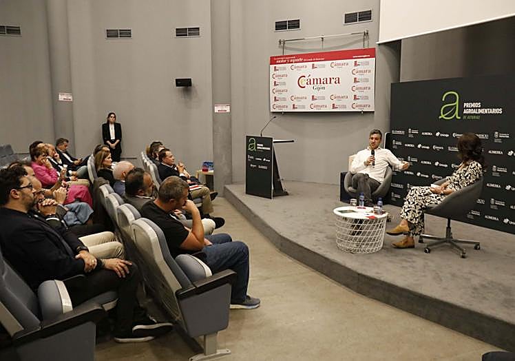 Parte del público asistente, siguiendo la gala de entrega de premios.