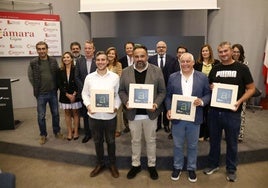 Premiados, organizadores y patrocinadores posan tras el acto de entrega de los galardones, que tuvo lugar en el recinto ferial Luis Adaro de Gijón.