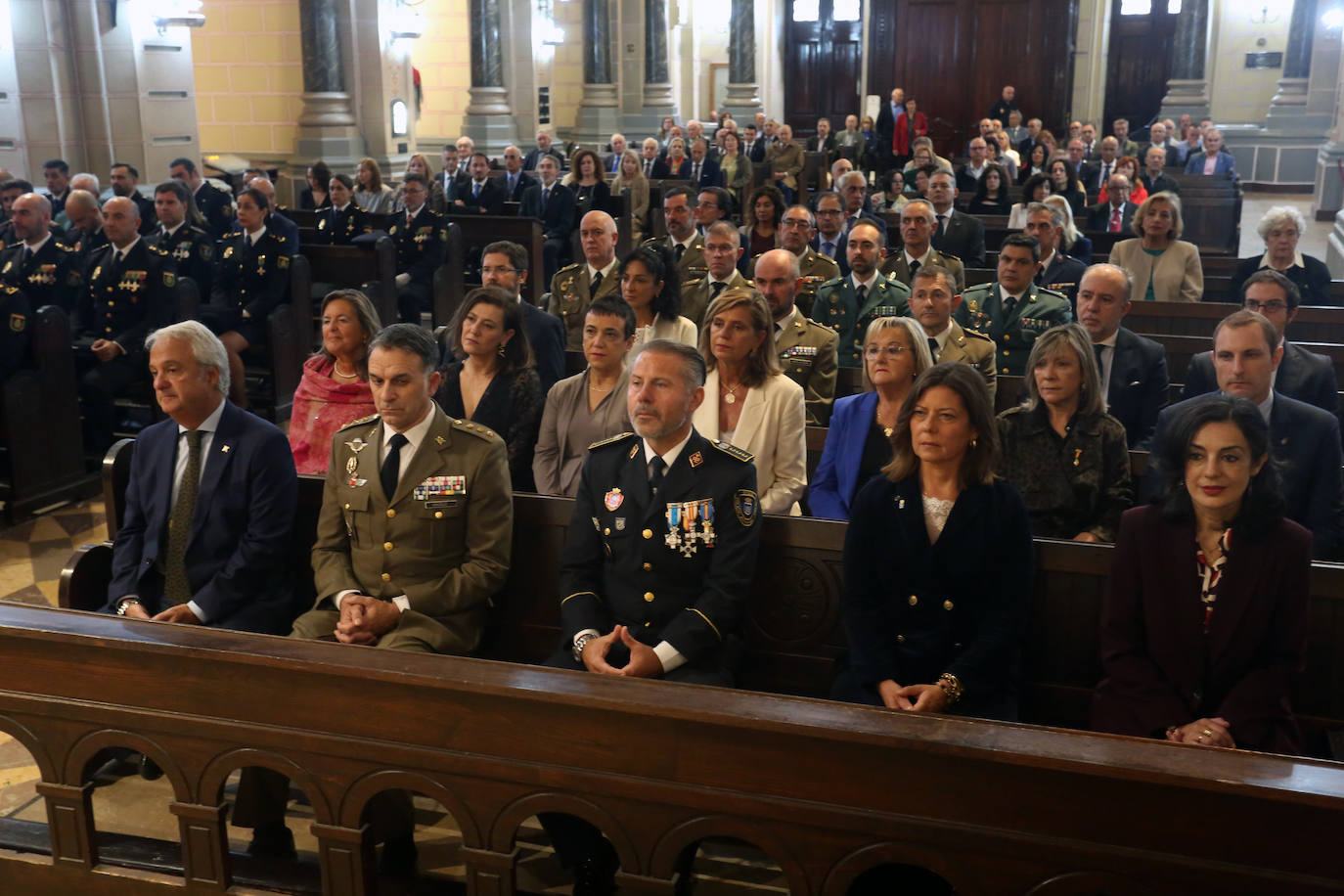 Honores en Oviedo en la celebración de la Policía Nacional por los Ángeles Custodios