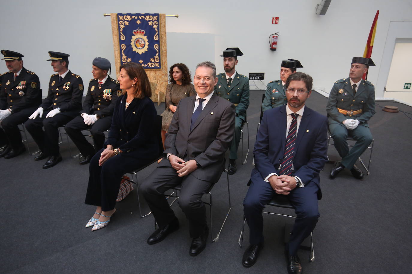 Honores en Oviedo en la celebración de la Policía Nacional por los Ángeles Custodios