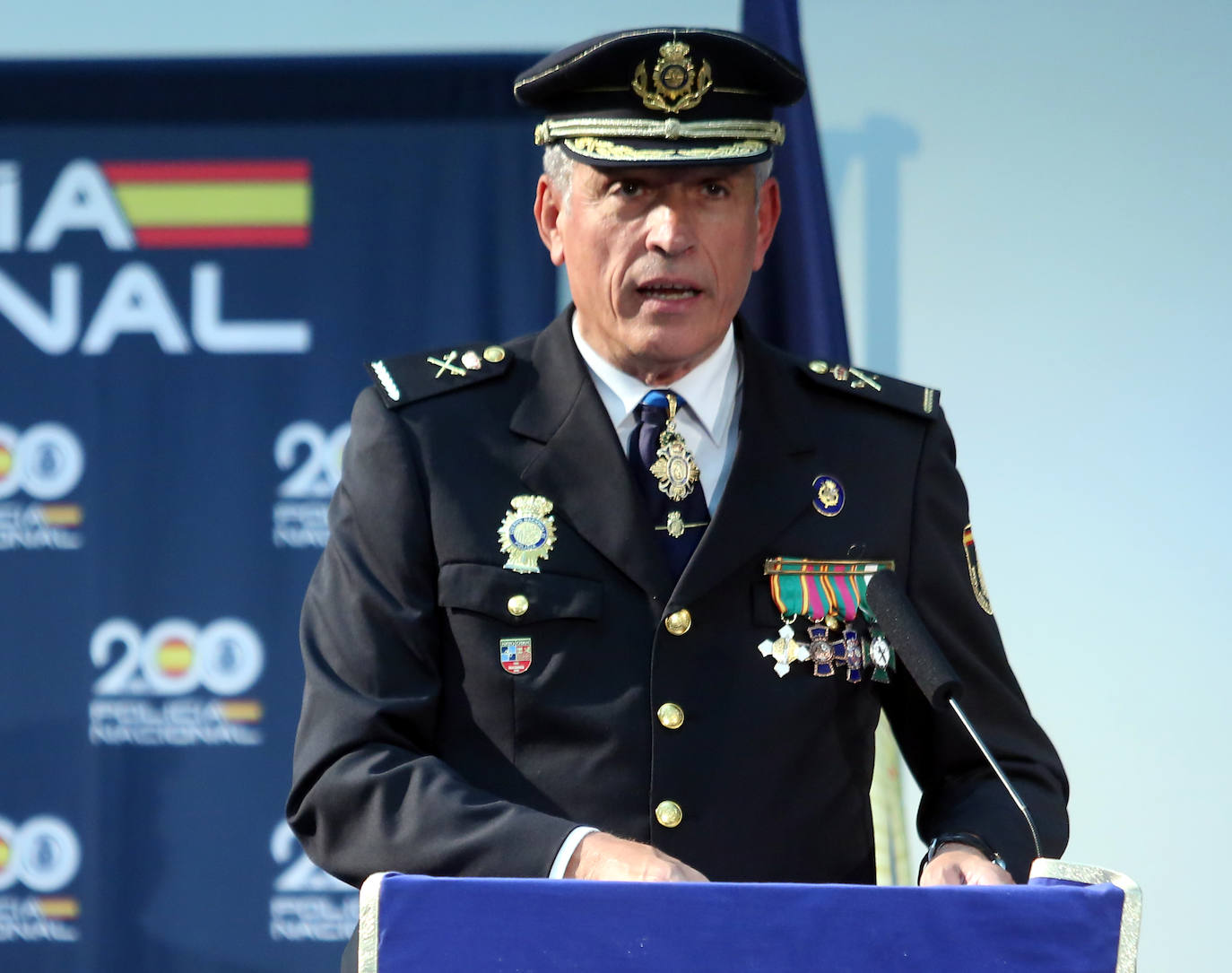 Honores en Oviedo en la celebración de la Policía Nacional por los Ángeles Custodios