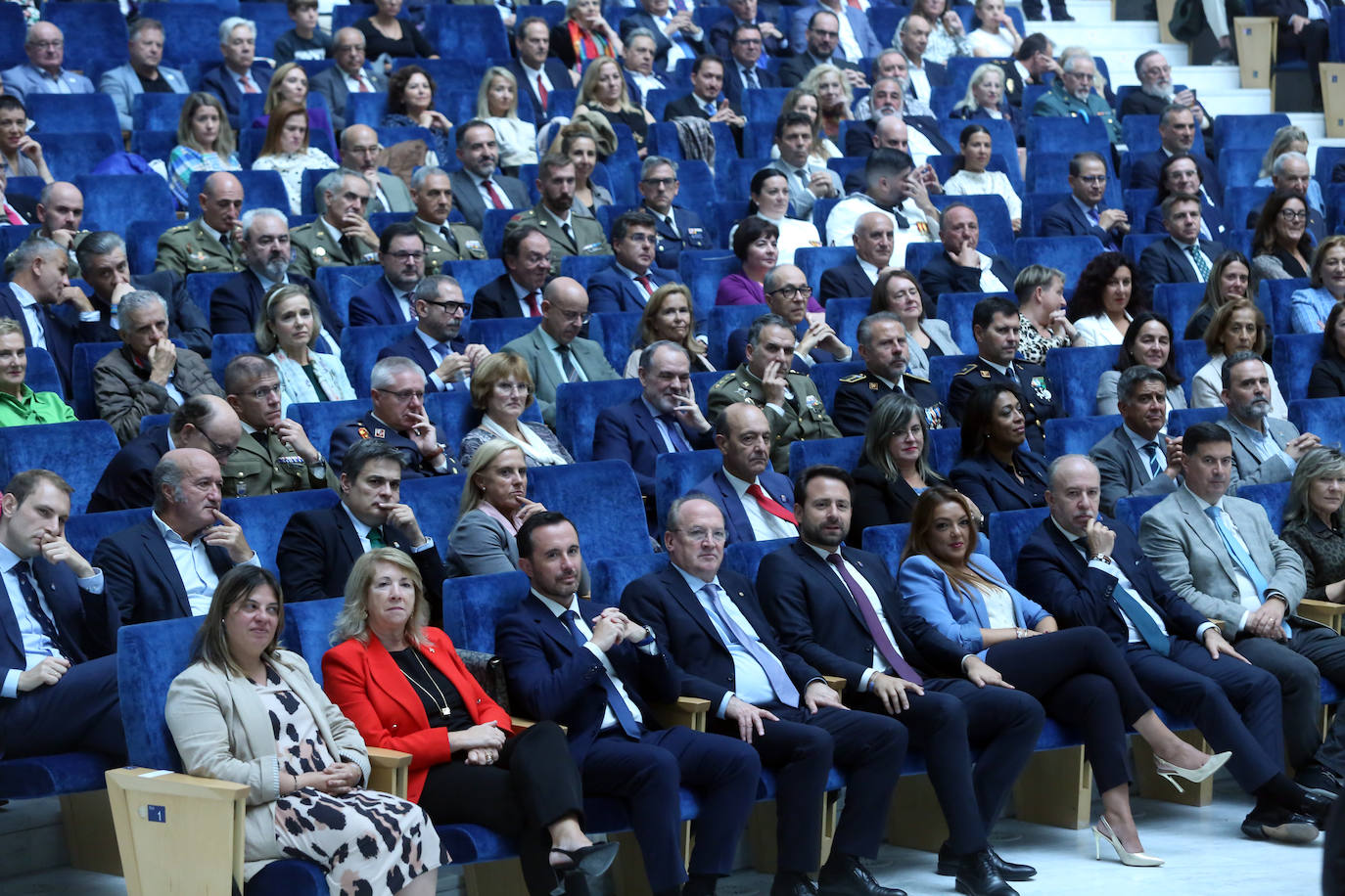 Honores en Oviedo en la celebración de la Policía Nacional por los Ángeles Custodios