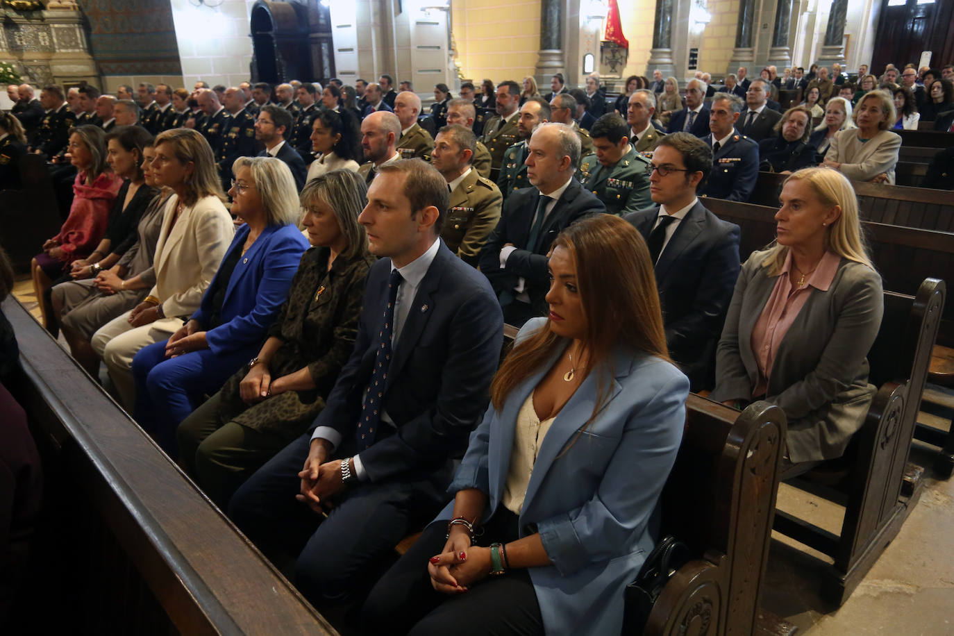 Honores en Oviedo en la celebración de la Policía Nacional por los Ángeles Custodios