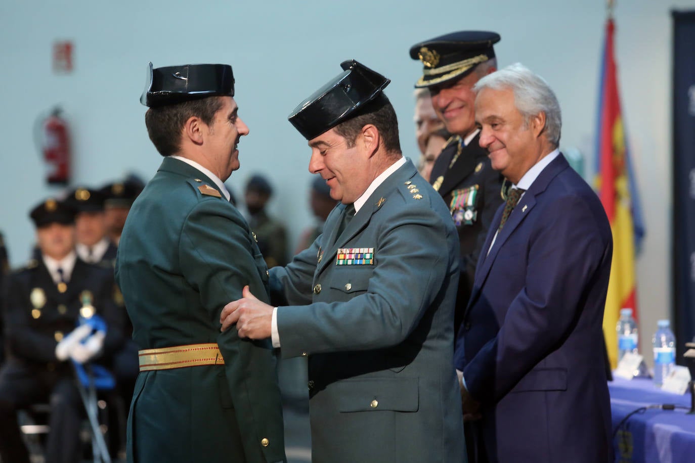 Honores en Oviedo en la celebración de la Policía Nacional por los Ángeles Custodios