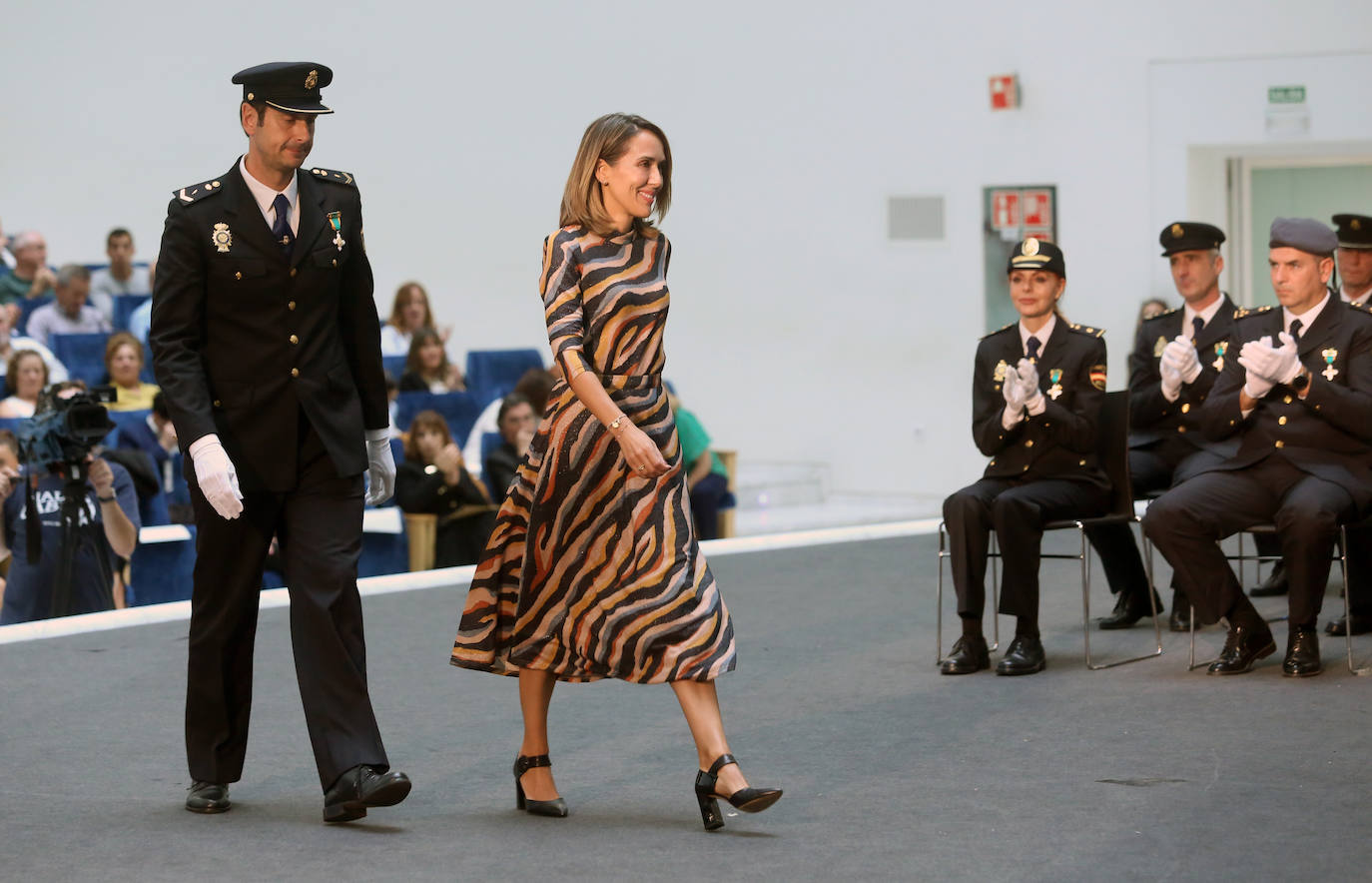 Honores en Oviedo en la celebración de la Policía Nacional por los Ángeles Custodios