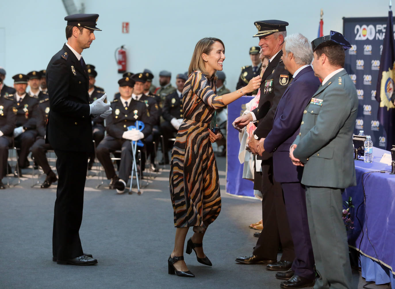 Honores en Oviedo en la celebración de la Policía Nacional por los Ángeles Custodios