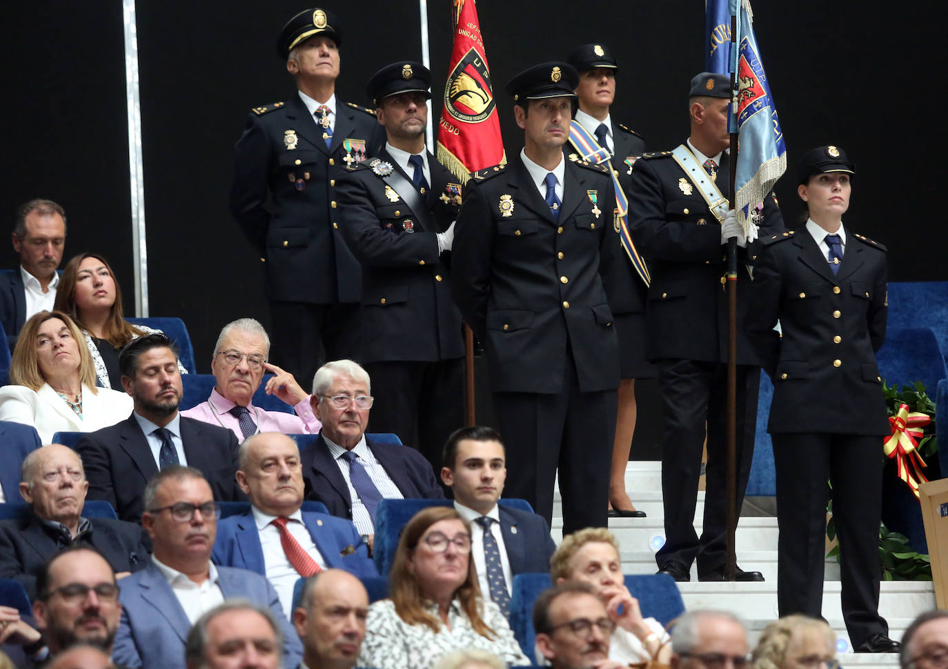 Honores en Oviedo en la celebración de la Policía Nacional por los Ángeles Custodios