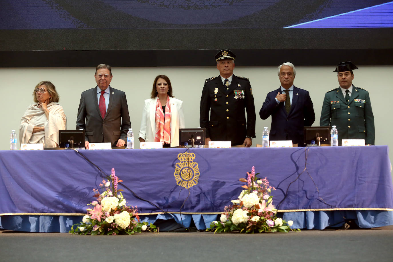 Honores en Oviedo en la celebración de la Policía Nacional por los Ángeles Custodios