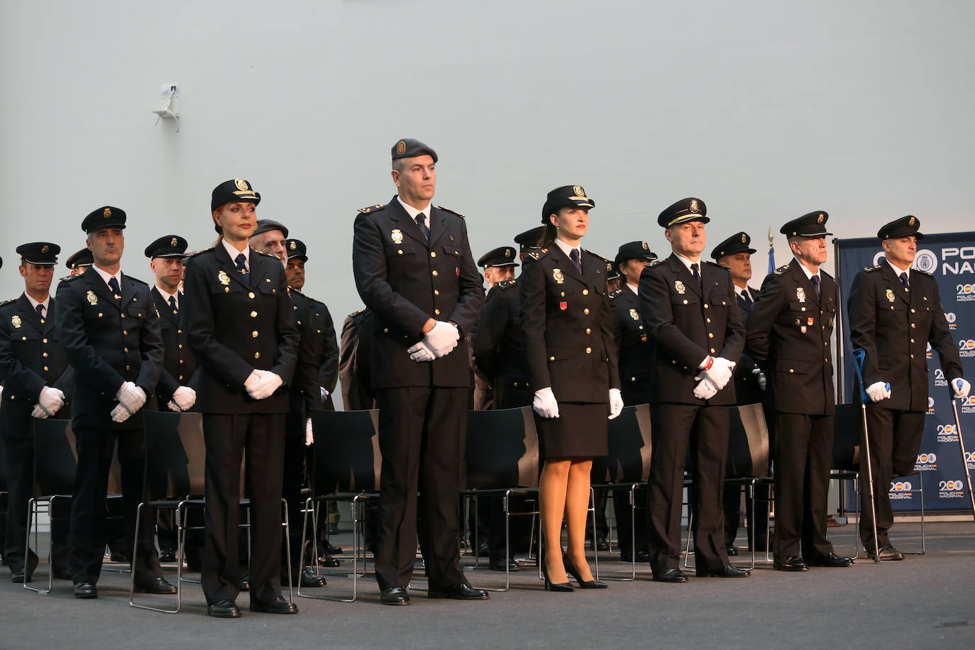 Honores en Oviedo en la celebración de la Policía Nacional por los Ángeles Custodios