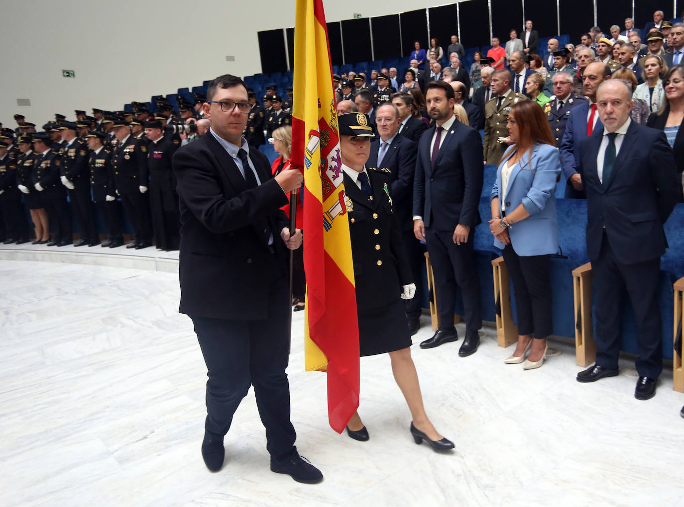 Honores en Oviedo en la celebración de la Policía Nacional por los Ángeles Custodios