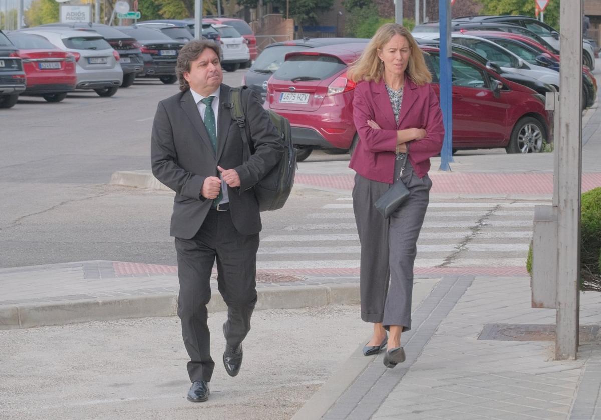 José Manuel Arco y Lucía Herrero, ayer en los juzgados.