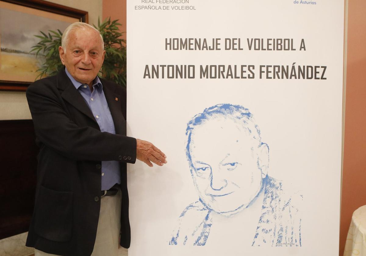 Antonio Morales, el día que recibió un homenaje de todos los colectivos del voleibol español.