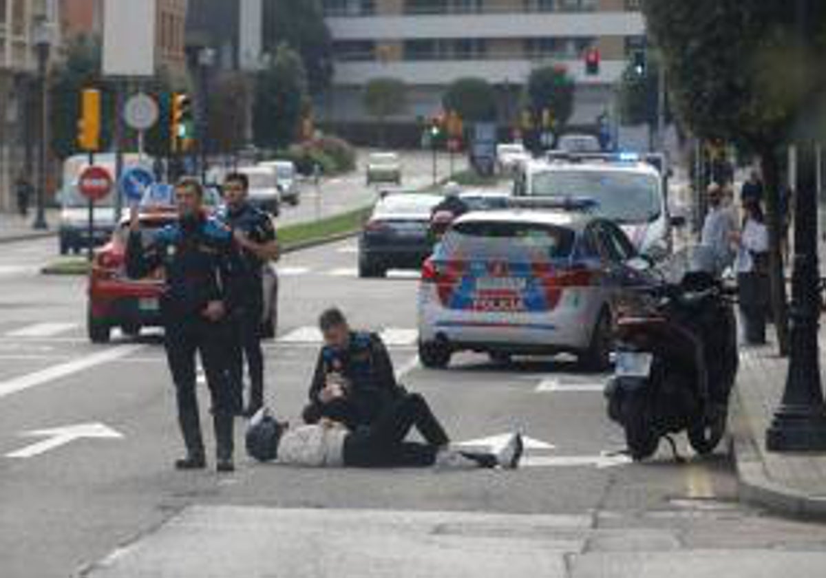 La Policía Local interviene con el motorista herido en la avenida de la Costa.