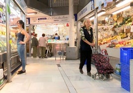 Vendedores y clientes este martes en el Mercado del Sur de Gijón en el primer día del fin de la rebaja del IVA en algunos alimentos.