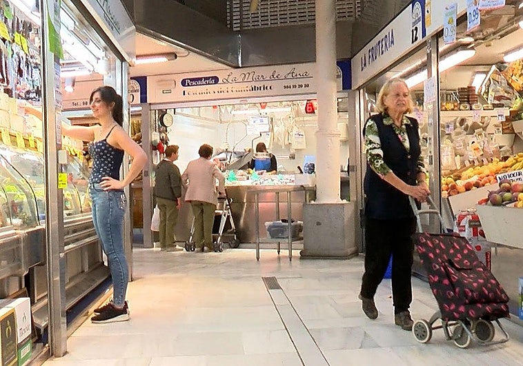 Vendedores y clientes este martes en el Mercado del Sur de Gijón en el primer día del fin de la rebaja del IVA en algunos alimentos.