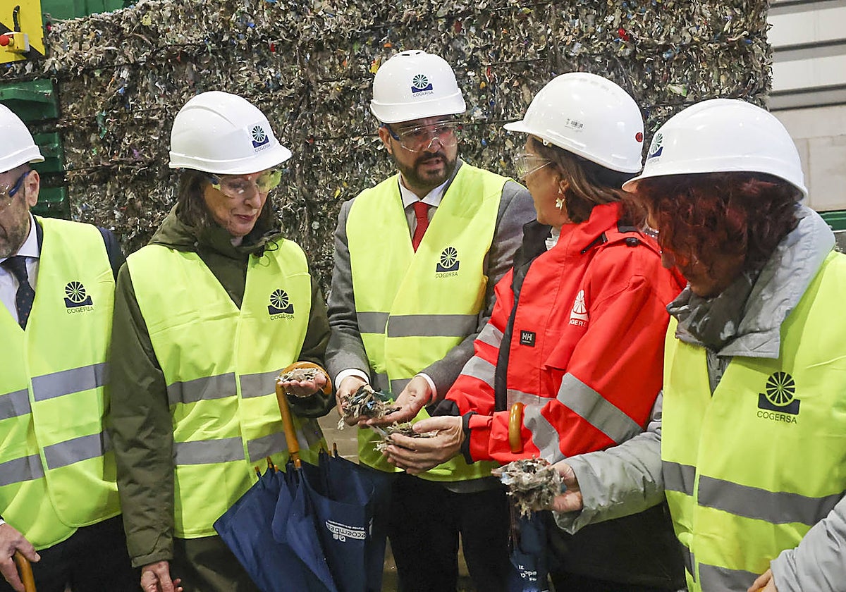 La consejera Nieves Roqueñí, el presidente del Principado, Adrián Barbón, y la gerente de Cogersa, Paz Orviz, observan restos de CSR durante la inauguración de la planta de basura bruta, el pasado 18 de enero.