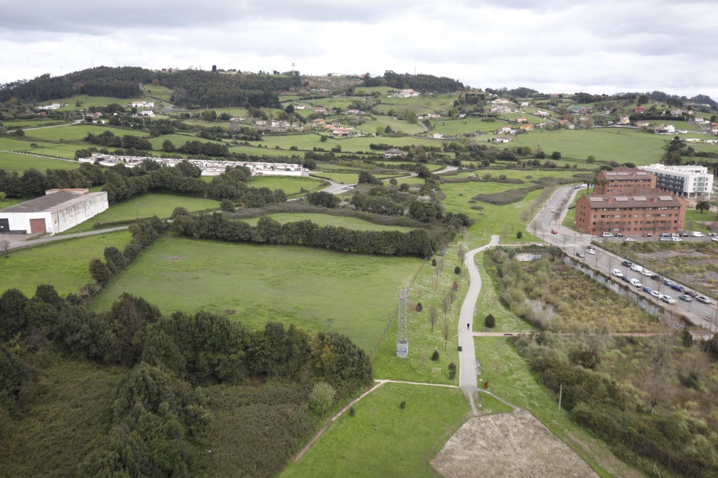 Valle de Jove y Veriña por el que discurriría, de ejecutarse, el trazado del vial de acceso a El Musel tanto en superficie como soterrado.