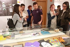 Reciente exposición en el Ateneo de La Calzada por los 20 años de Mar de Niebla.