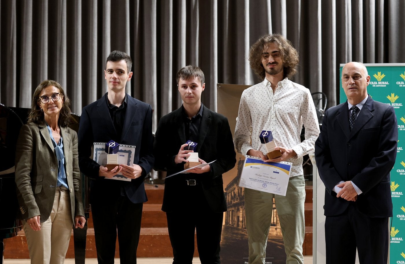 De izquierda a derecha, Liliana Valdés, José Manuel Argós, Iván Gómez, Rodrigo Cuesta y Fernando Agúeria, tras la entrega de premios.