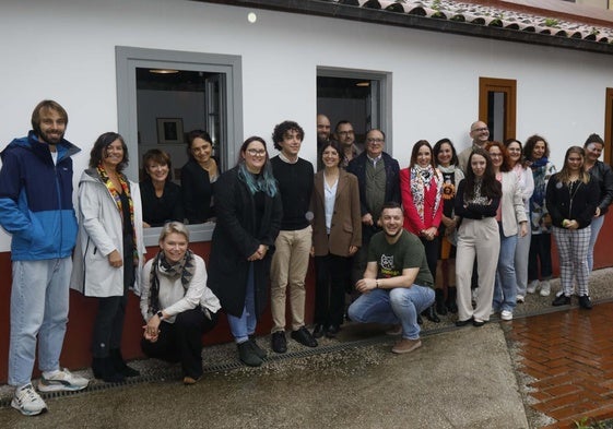 Montserat López Moro, Nuria Vila y Laura González, con los representantes de Schio (Italia), Valdagno (Italia), Gabrovo (Bulgaria), Oberhausen (Alemania) y Lodz (Polonia) en el Museo de la Ciudadela de Celestino Solar.