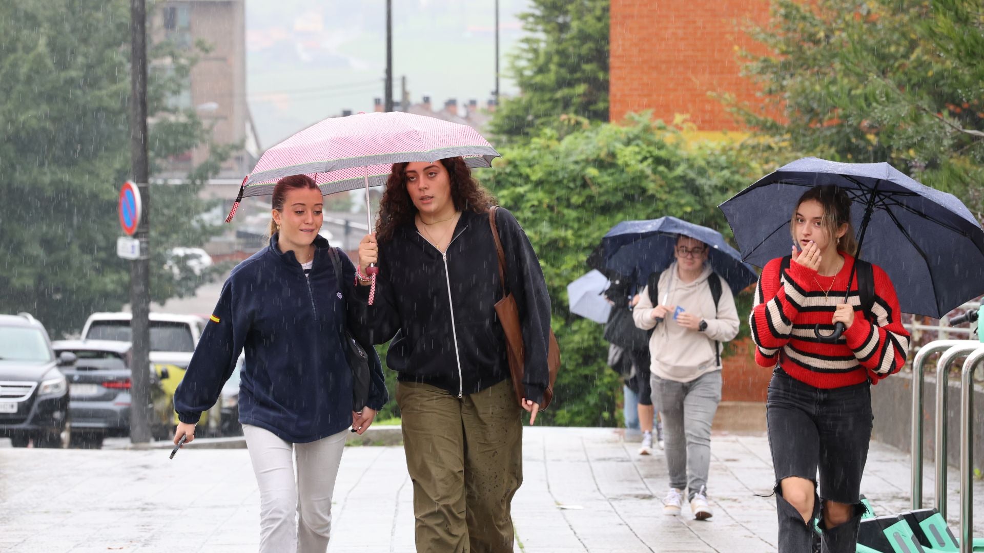 La lluvia viene para quedarse en Asturias: las imágenes del tiempo