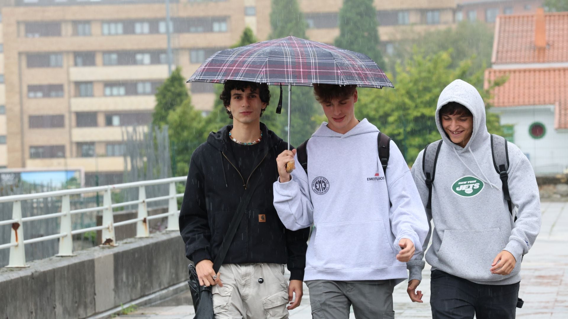 La lluvia viene para quedarse en Asturias: las imágenes del tiempo