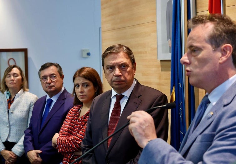 El ministro de Agricultura, Pesca y Alimentación, Luis Planas, durante la intervención de Marcelino Marcos, consejero de Medio Rural, en Gijón.