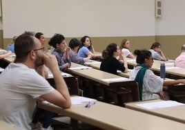 Opositores atienden a las instrucciones de un examen celebrado en Gijón.