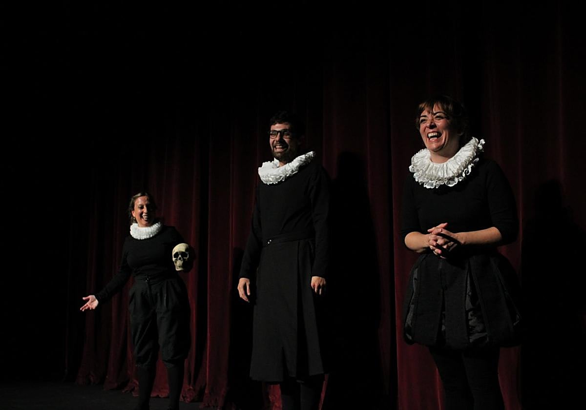 Arantxa Fernández Ramos, Hugo Manso y Patricia Rodríguez en 'Hamlet'.